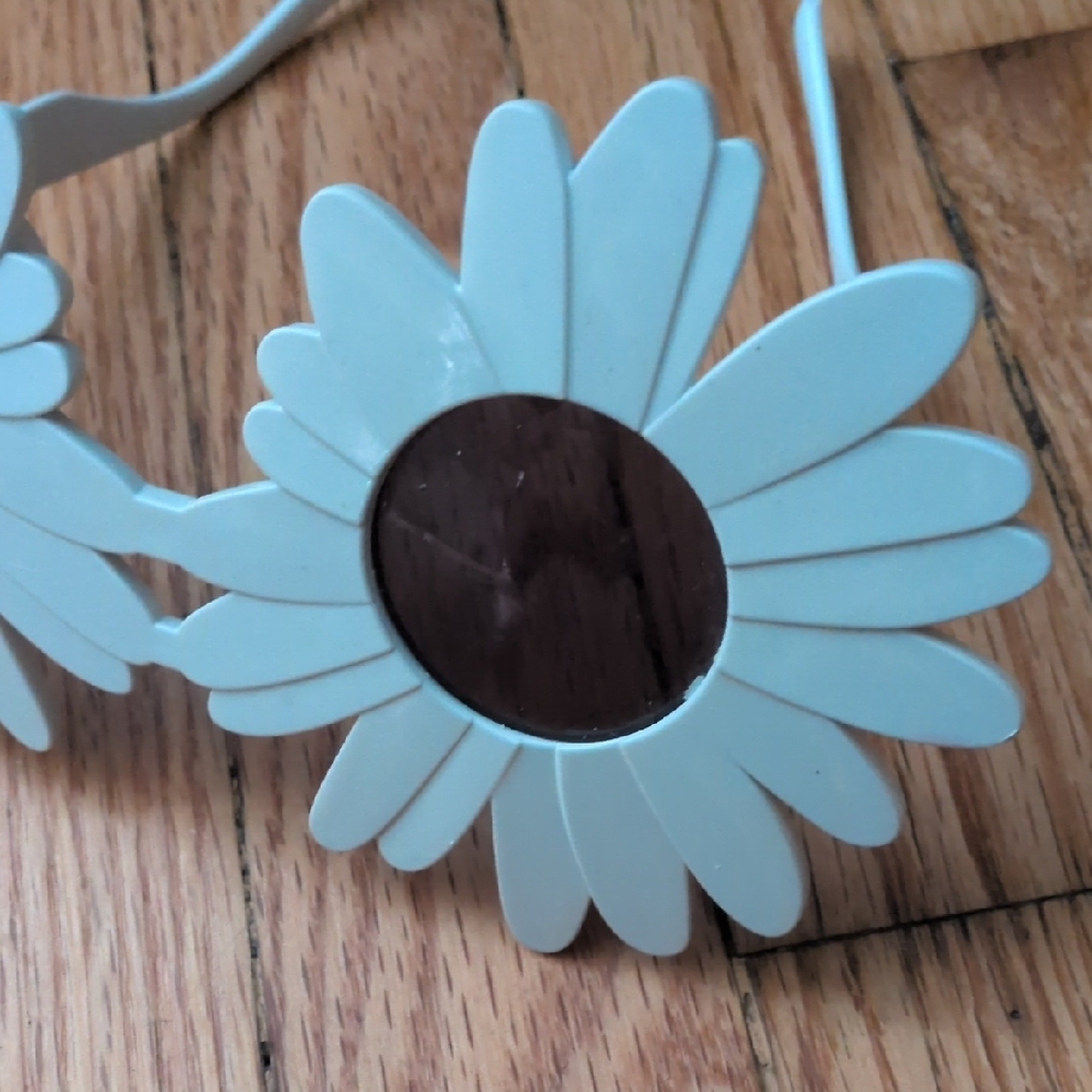 White Daisy‎ Shaped Sunglasses - Picture 2 of 8